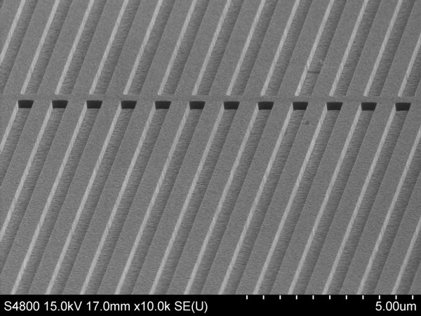 Optisches Gitter in TiN